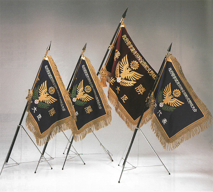 正絹西陣綾錦織袷最高級旗地を使用し、金銀糸最高級美術総刺繍を施した最高級の優勝旗です。